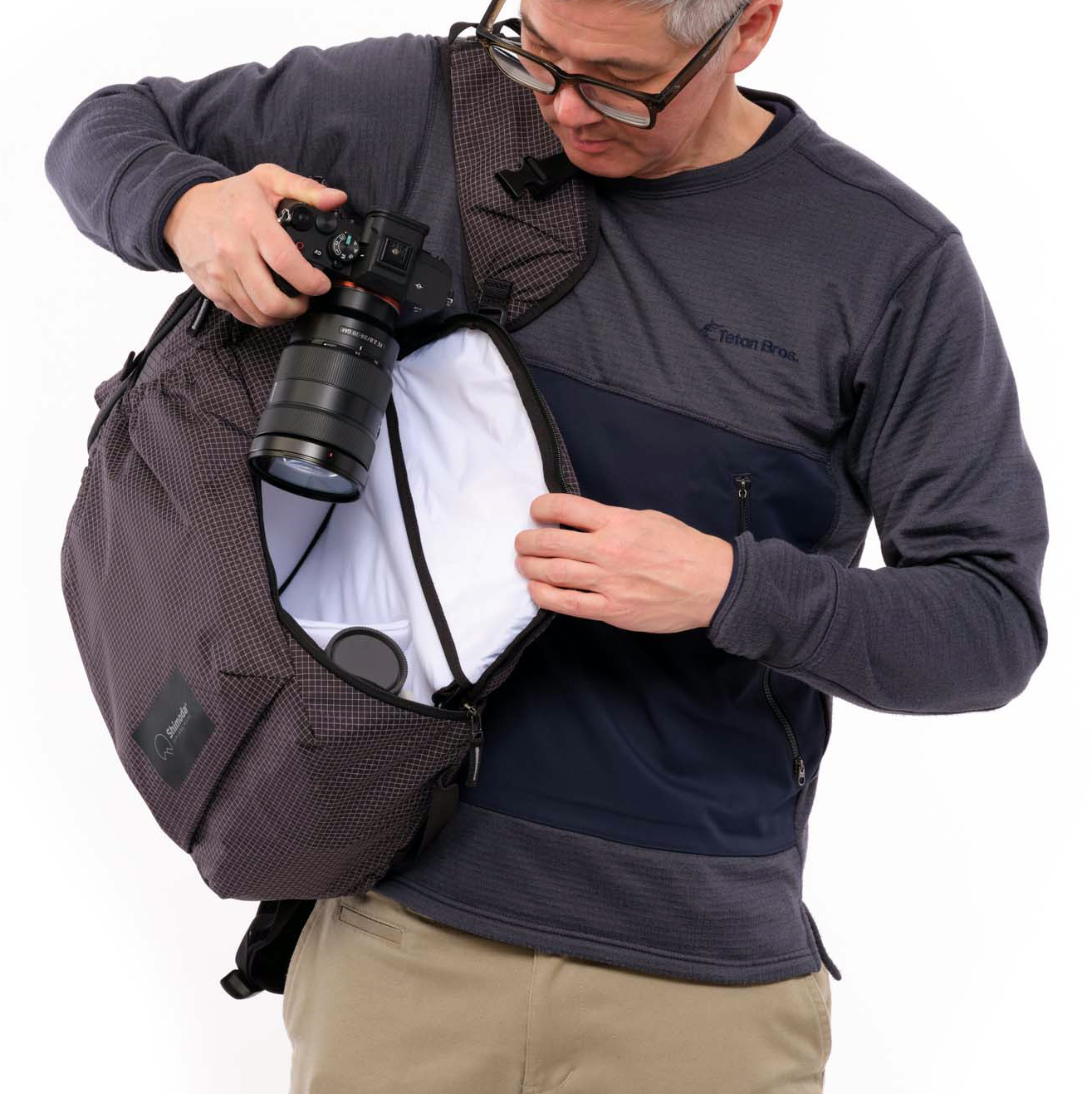 Быстрый доступ к фотокамере с объективом в фоторюкзаке Shimoda Side Lite 22 520-370