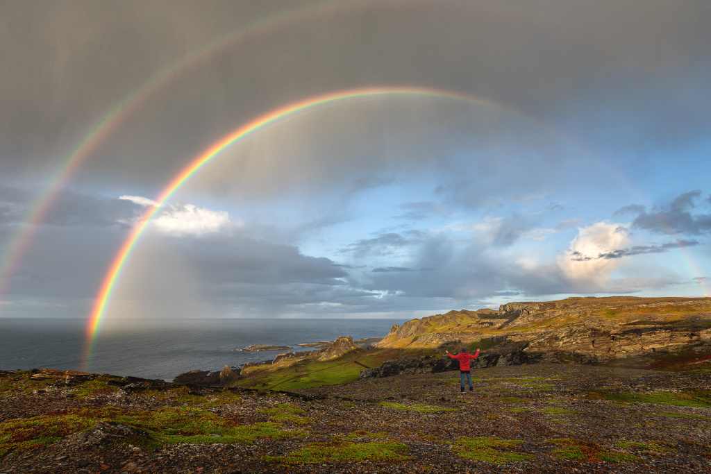Радуга выглядит яркой и контрастной благодаря использованию поляризационного фильтра
