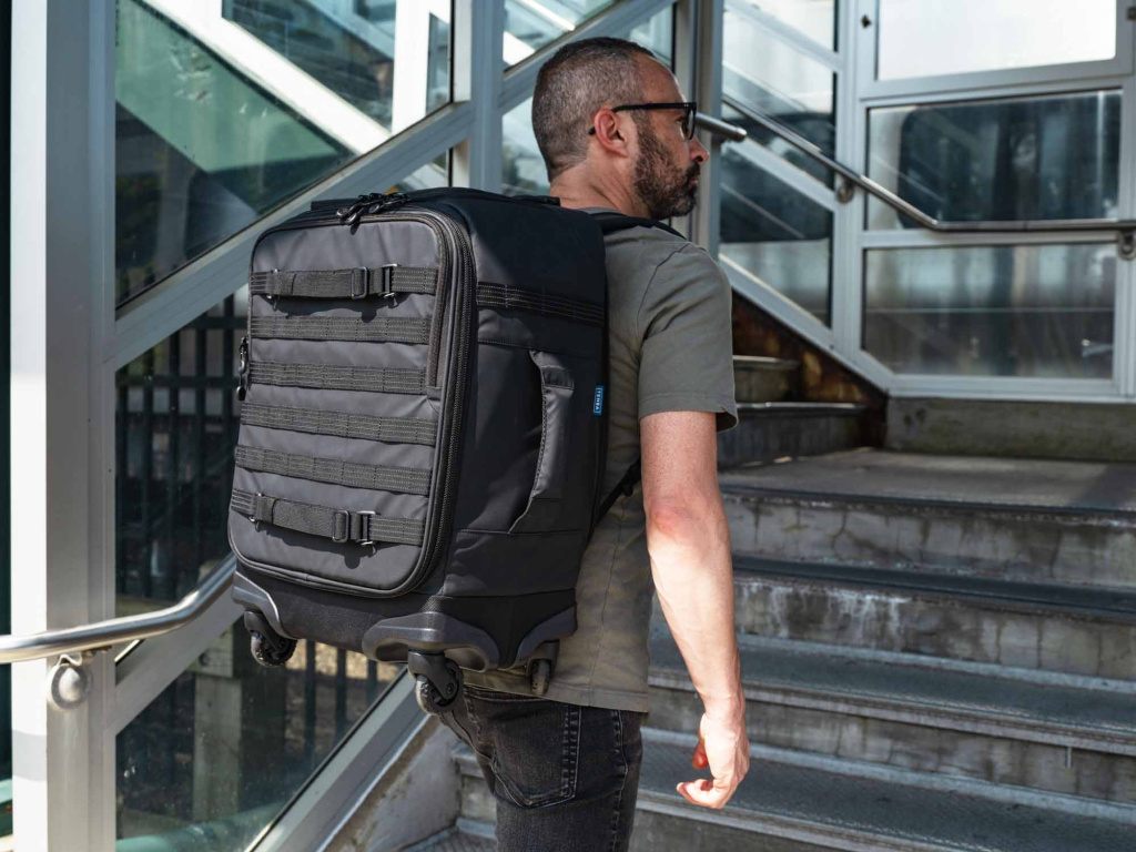 Tenba Axis 28L Spinner удобно сидит на спине