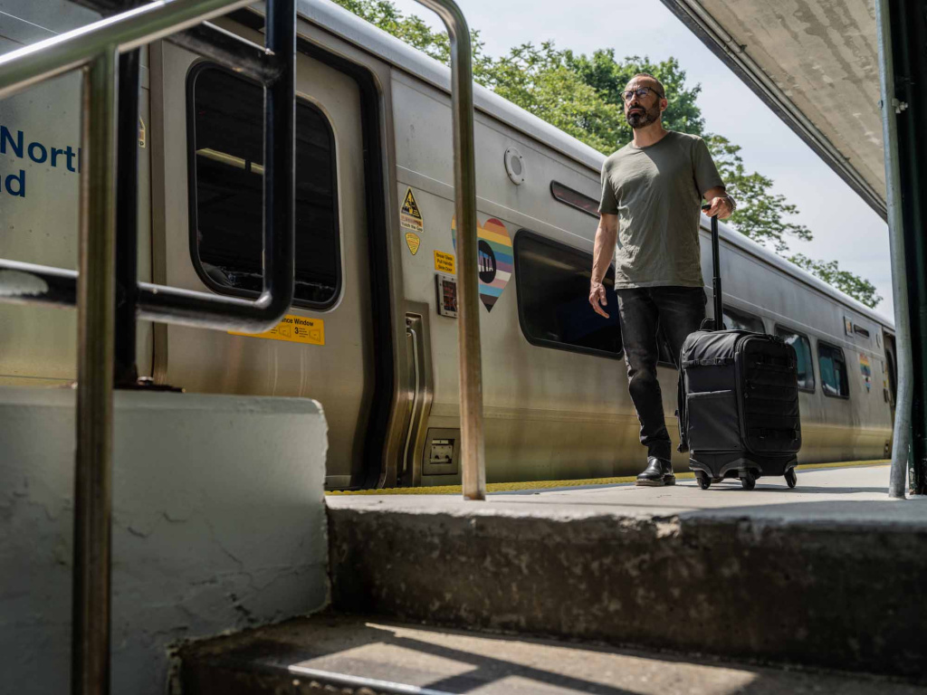 Tenba Axis 28L Spinner