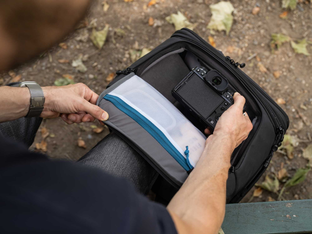 Верхний доступ чемодана Tenba Axis Spinner 