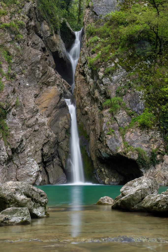 Водопад кажется полноводнее за счёт накопления эффекта движения. ND32, выдержка 5 секунд