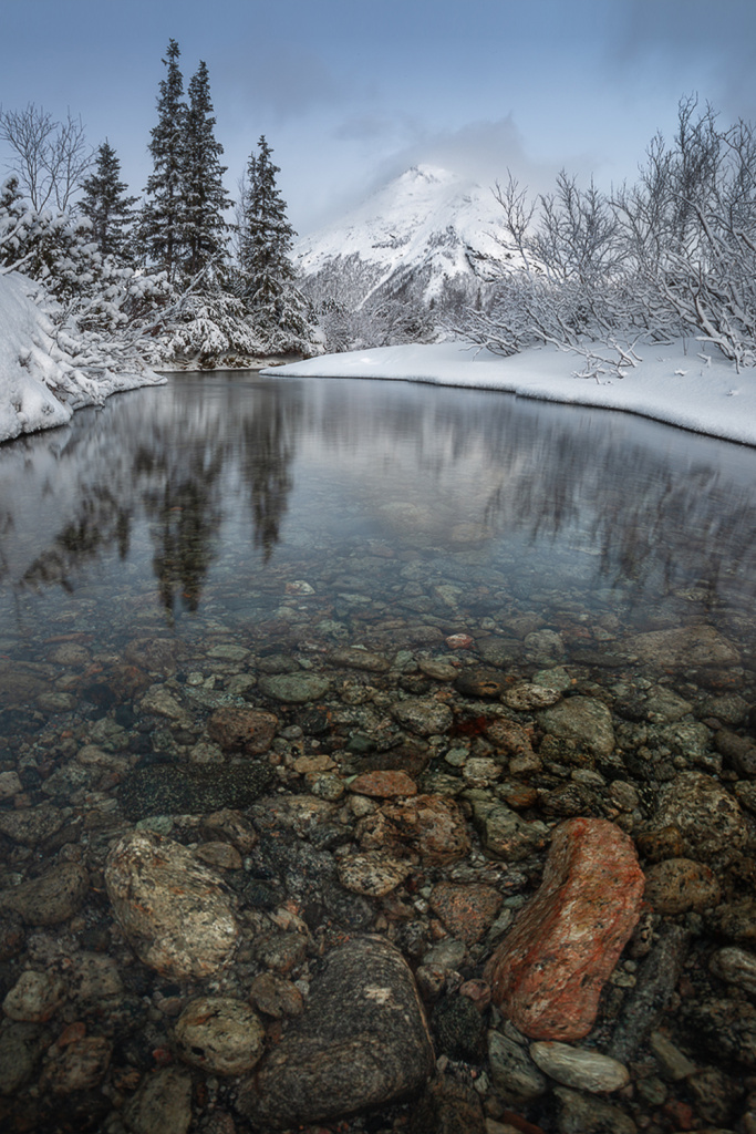 Поляризационный фильтр убрал отражение неба в воде, сделав видимым дно ручья