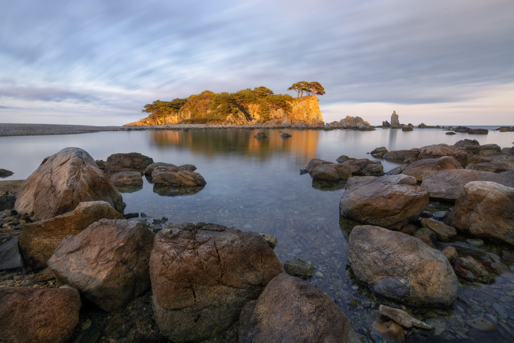 По заливу шла рябь от ветра, ND500+поляризационный фильтр и выдержка 30 секунд, полностью убрали рябь с воды, проявив отражение острова.