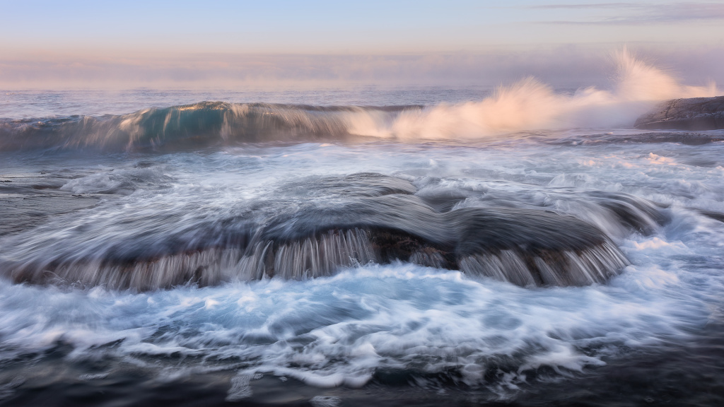 Вода в зоне прибоя неисчерпаемый источник сюжетов и разных вариантов отображения движения воды. Снято с ND16. Выдержка — ¼ секунды