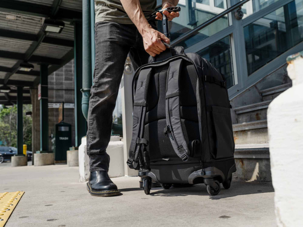 Телескопическая ручка Tenba Axis Spinner при этом аккуратно убирается и не мешает.