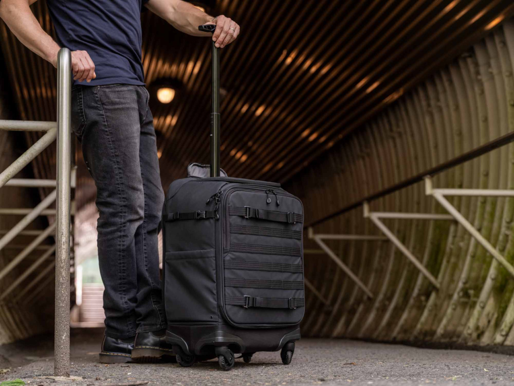 Чемодан-рюкзак на колёсах Tenba Axis Spinner 