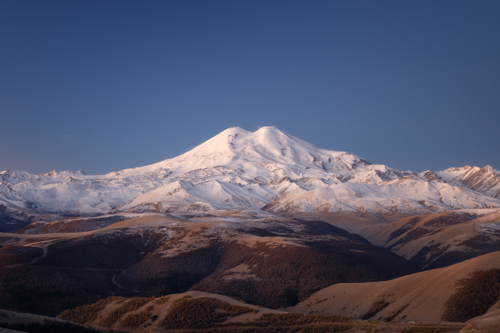 Полярик добавил глубины синему небу, увеличив контраст снежной горы по отношению к небу. Снято до рассвета, в синий час 