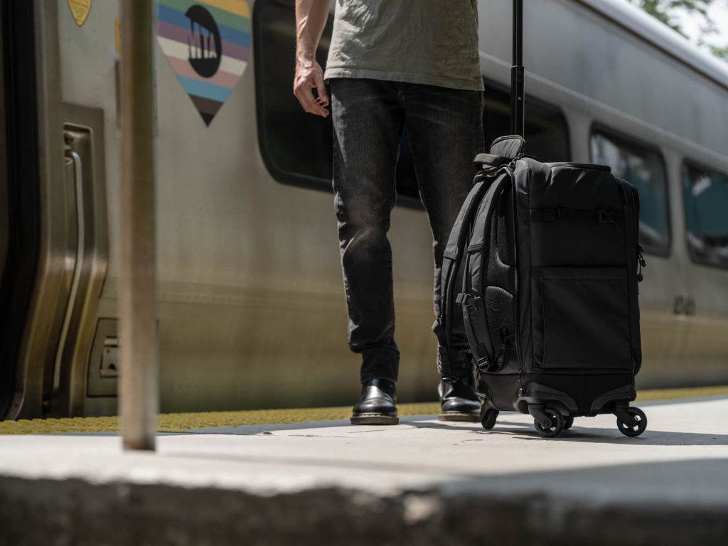 Чемодан-рюкзак на колёсах для фототехники Tenba Axis 28L Spinner