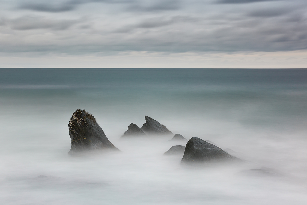 Сильные волны превратились в «белое полотно», на котором проявились торчащие из воды камни. ND500, выдержка 90 секунд